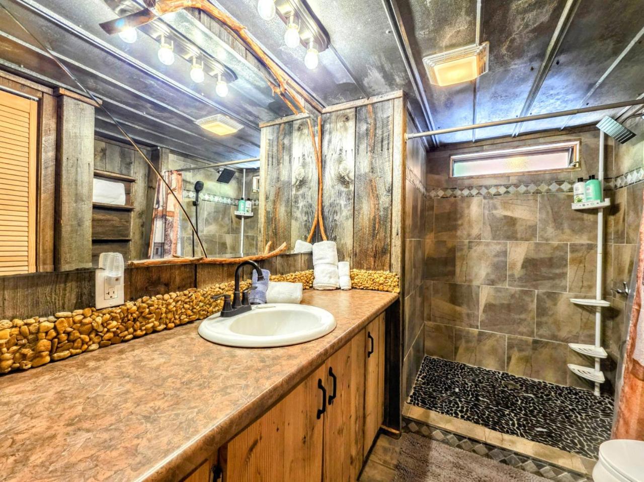 The Skinners Cabin Hot Tub Fireplace Grill