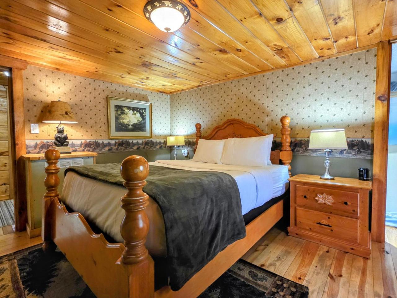 The Skinners Cabin Hot Tub Fireplace Grill