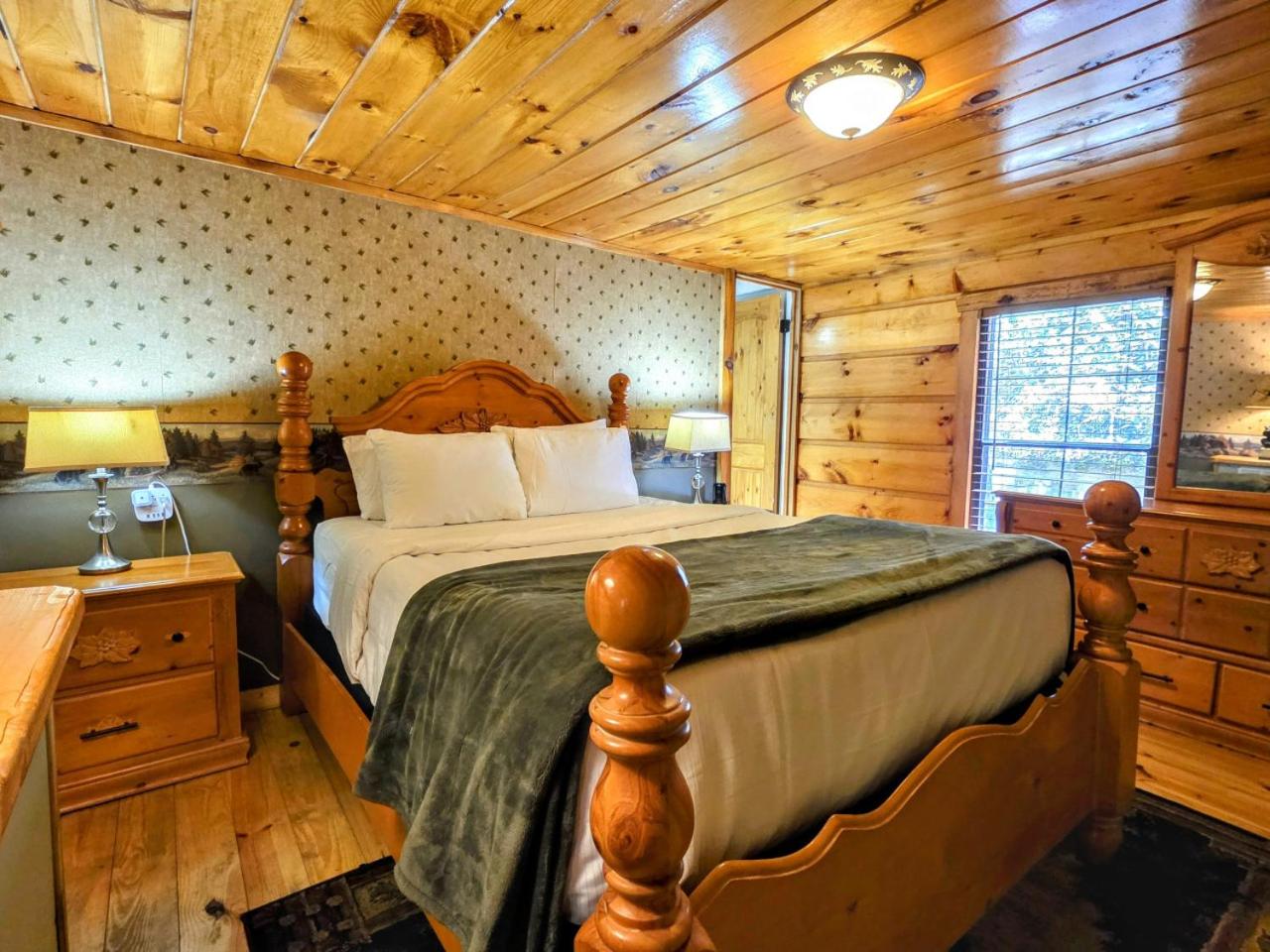 The Skinners Cabin Hot Tub Fireplace Grill