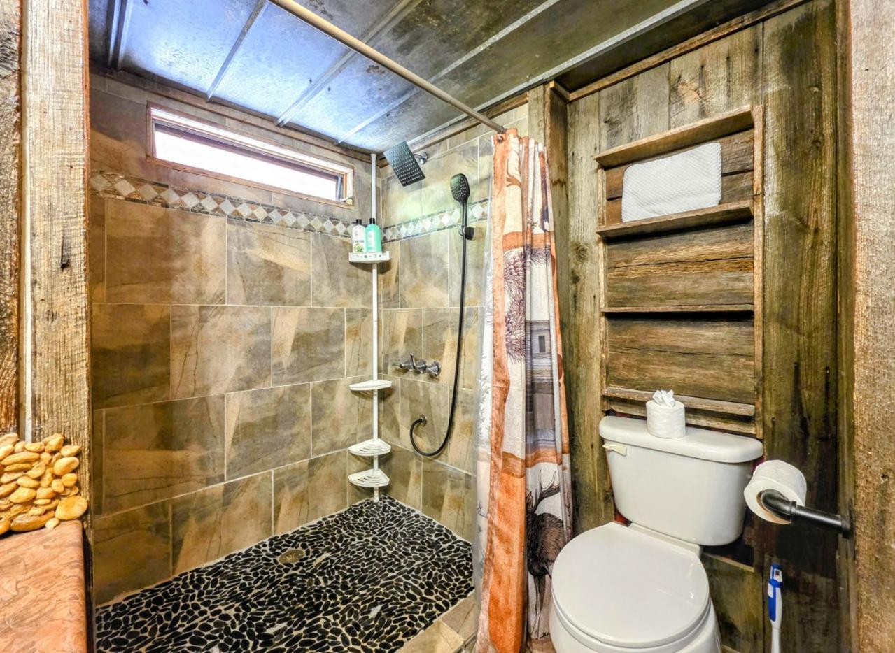 The Skinners Cabin Hot Tub Fireplace Grill