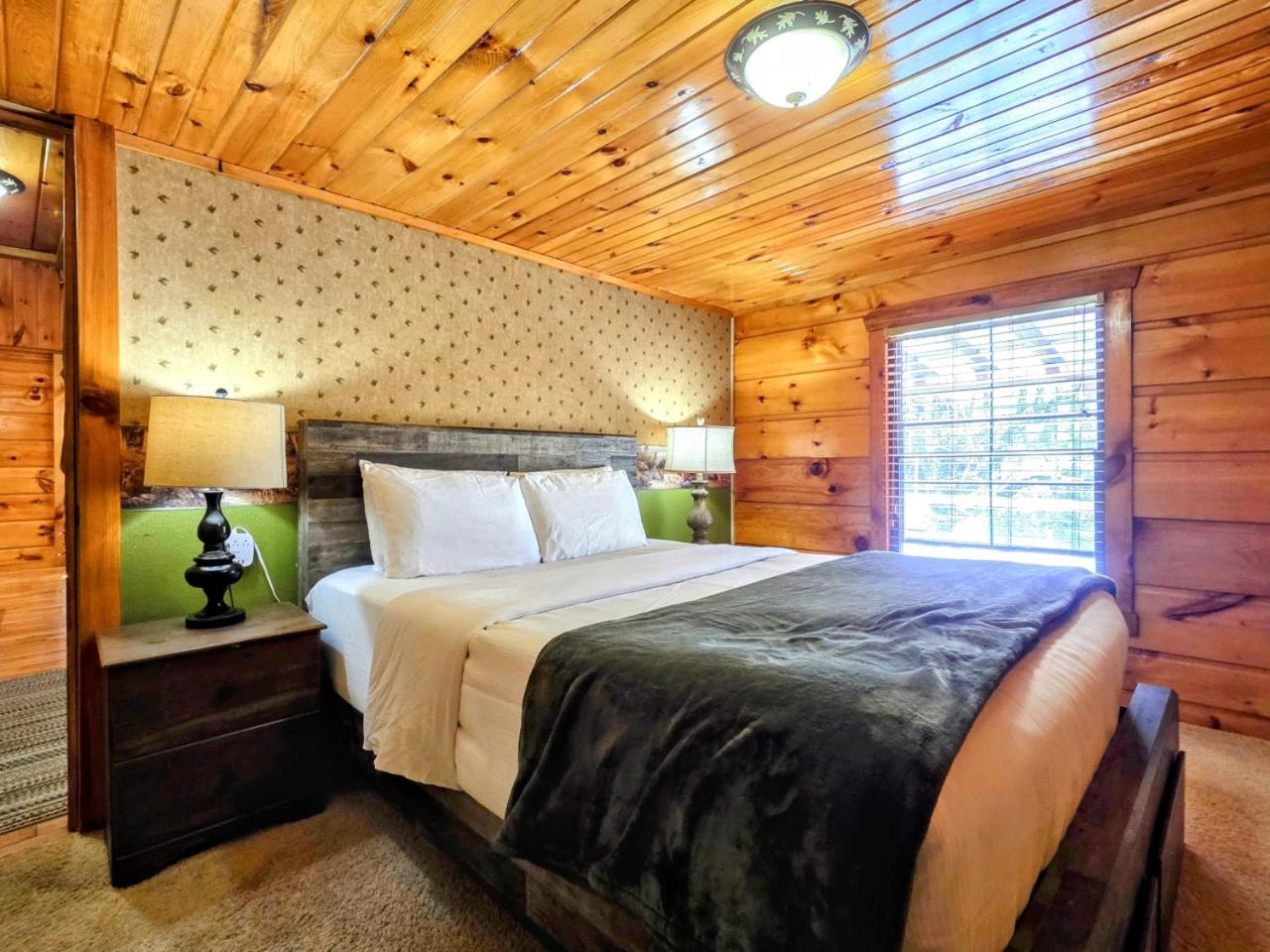 The Skinners Cabin Hot Tub Fireplace Grill
