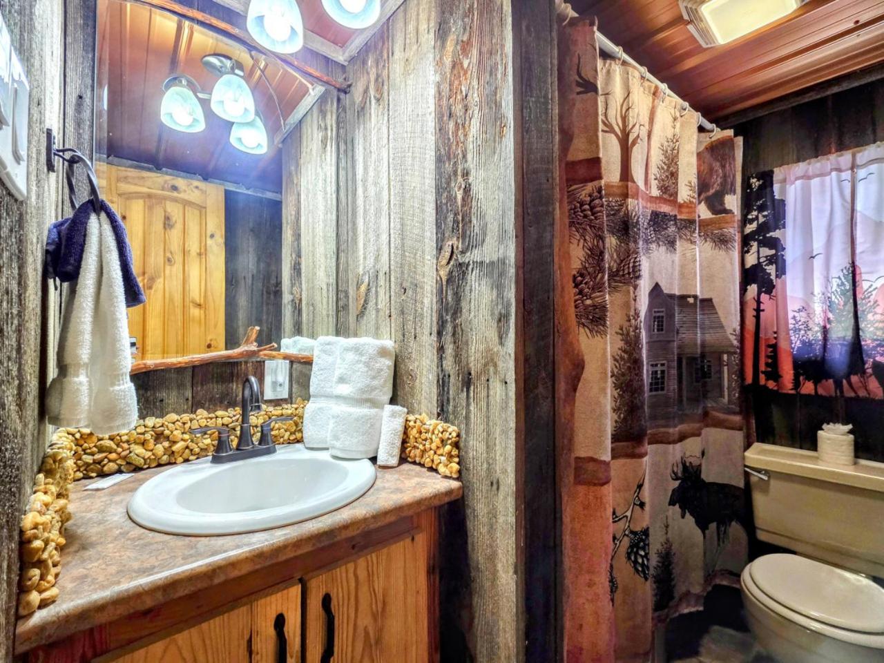The Skinners Cabin Hot Tub Fireplace Grill