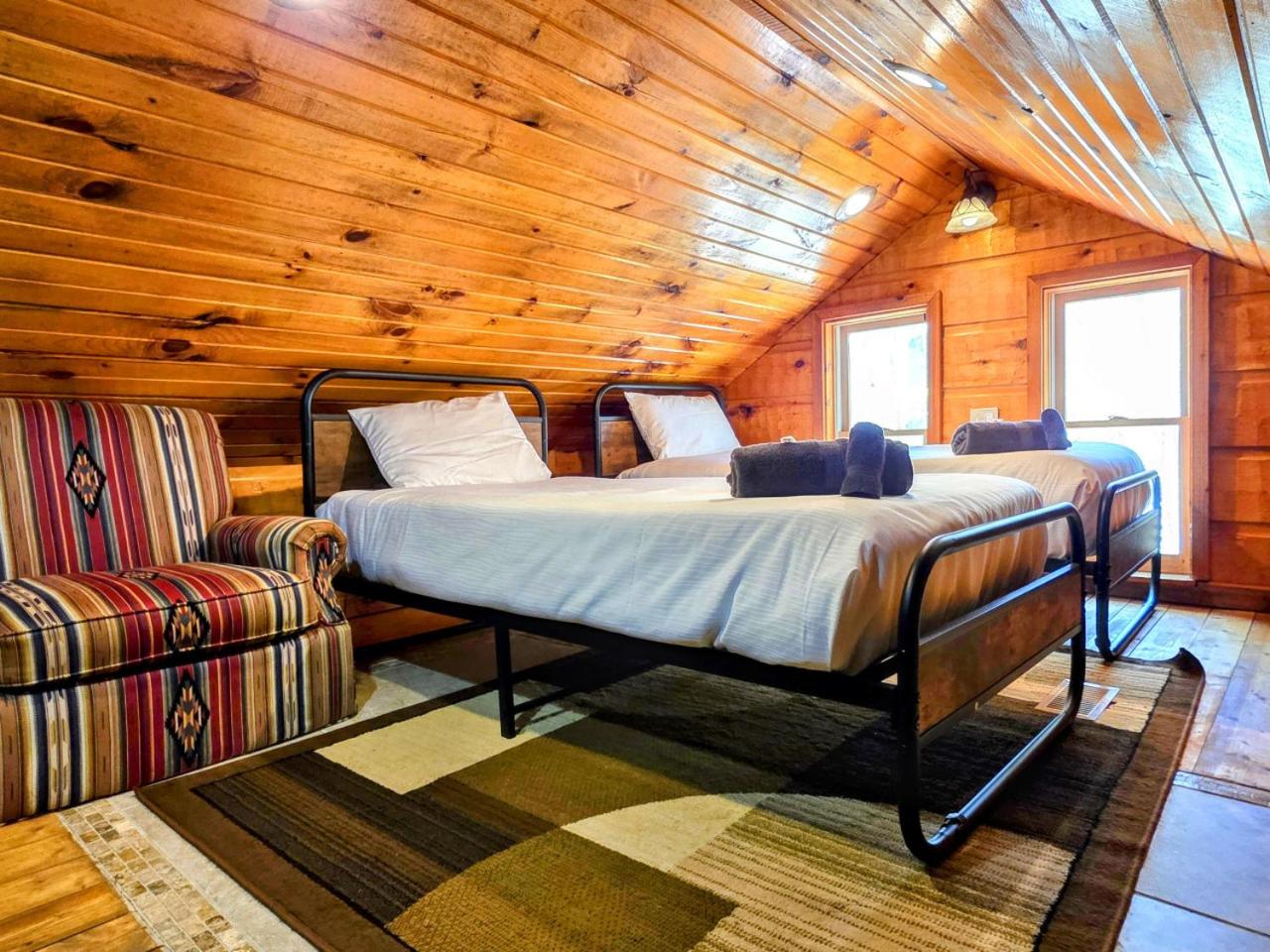 The Skinners Cabin Hot Tub Fireplace Grill