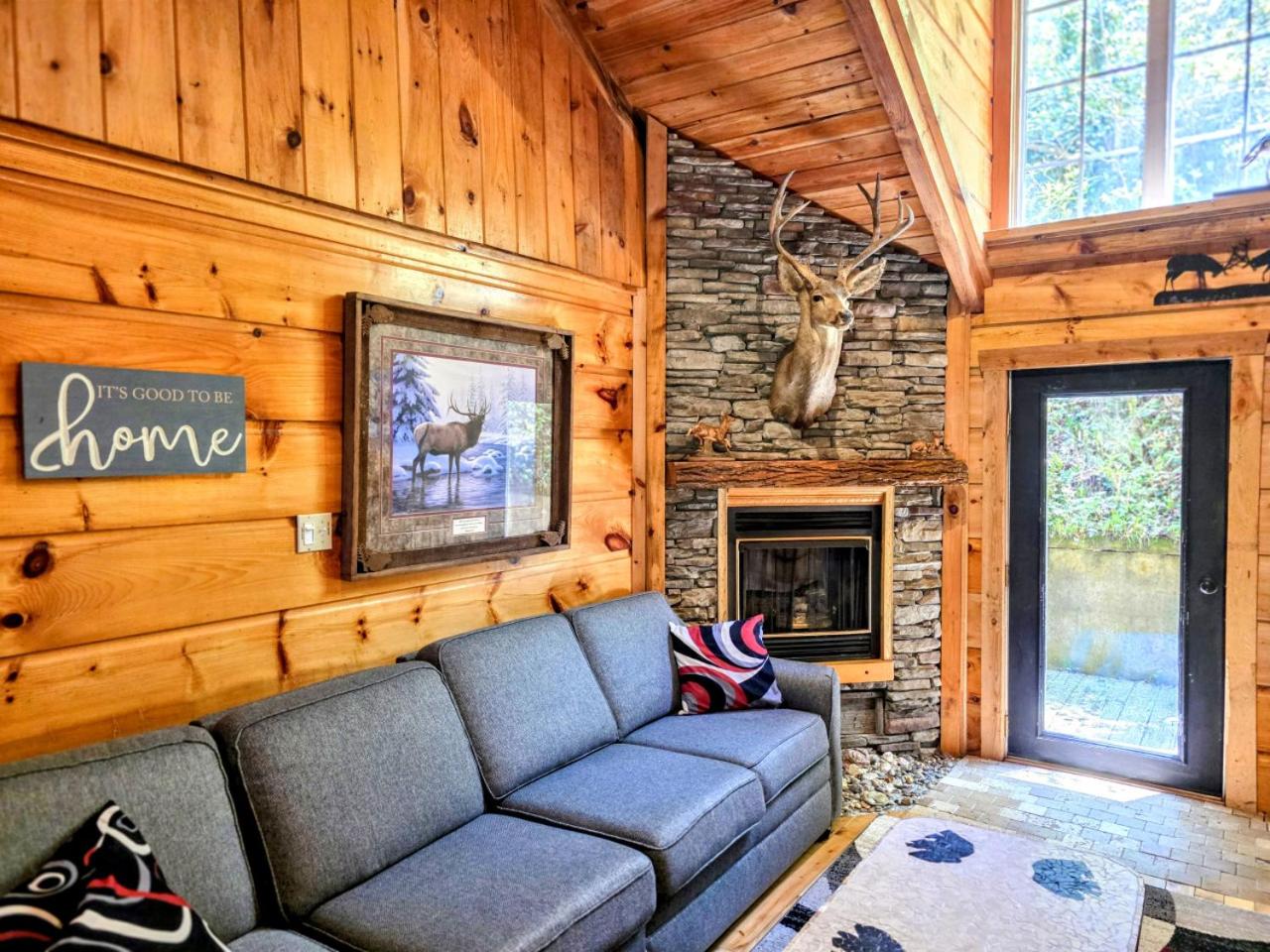The Skinners Cabin Hot Tub Fireplace Grill