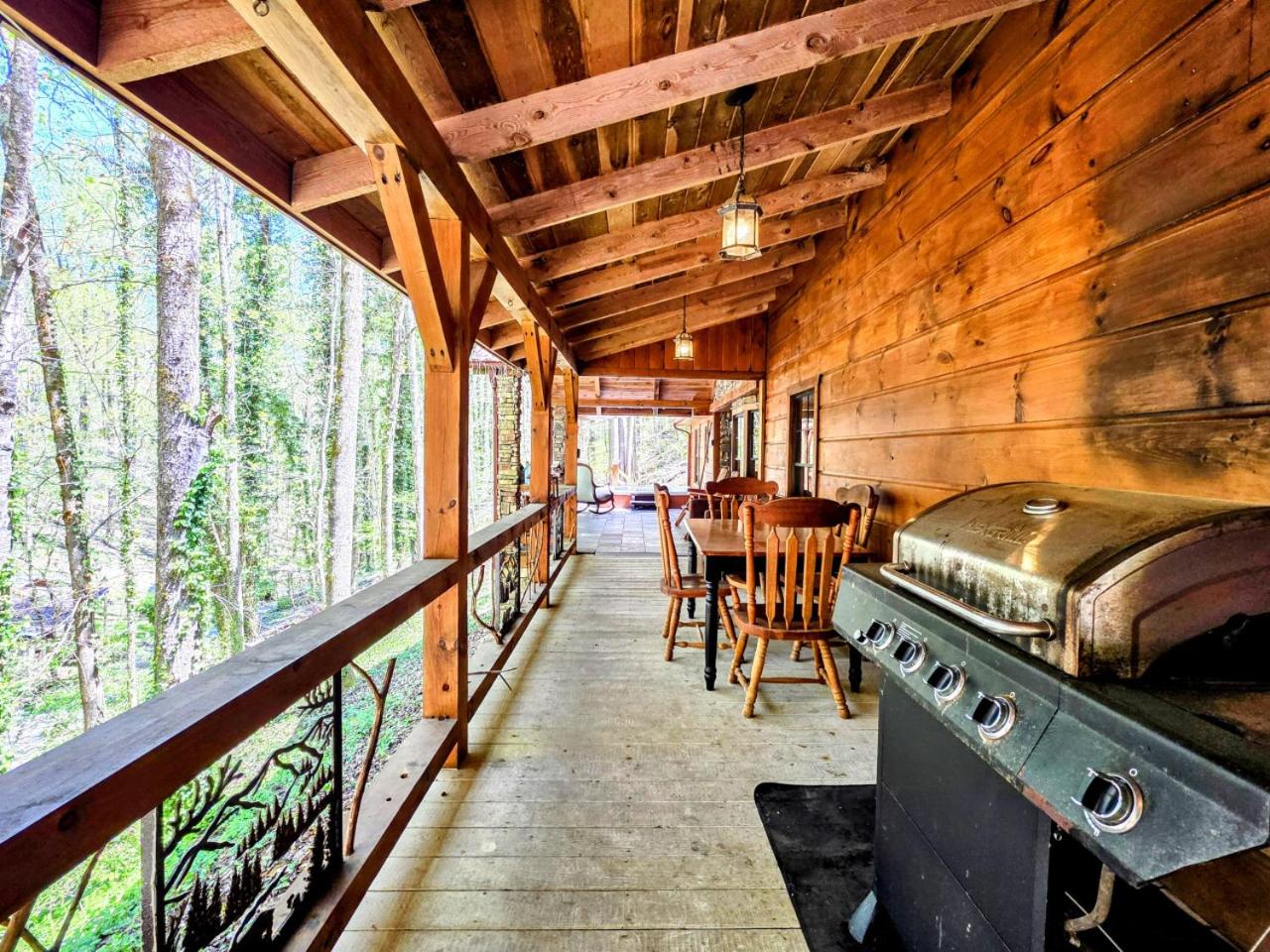 The Skinners Cabin Hot Tub Fireplace Grill