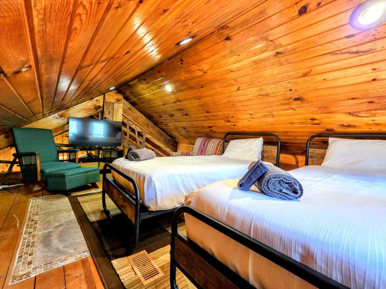 The Skinners Cabin Hot Tub Fireplace Grill