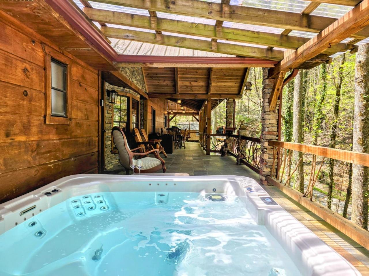 The Skinners Cabin Hot Tub Fireplace Grill