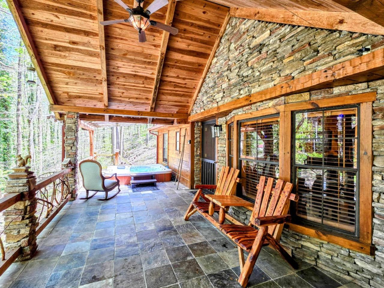 The Skinners Cabin Hot Tub Fireplace Grill