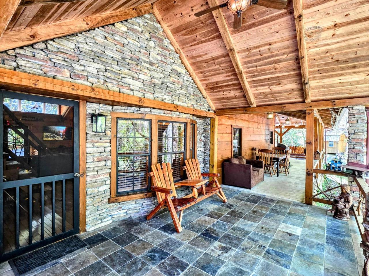 The Skinners Cabin Hot Tub Fireplace Grill