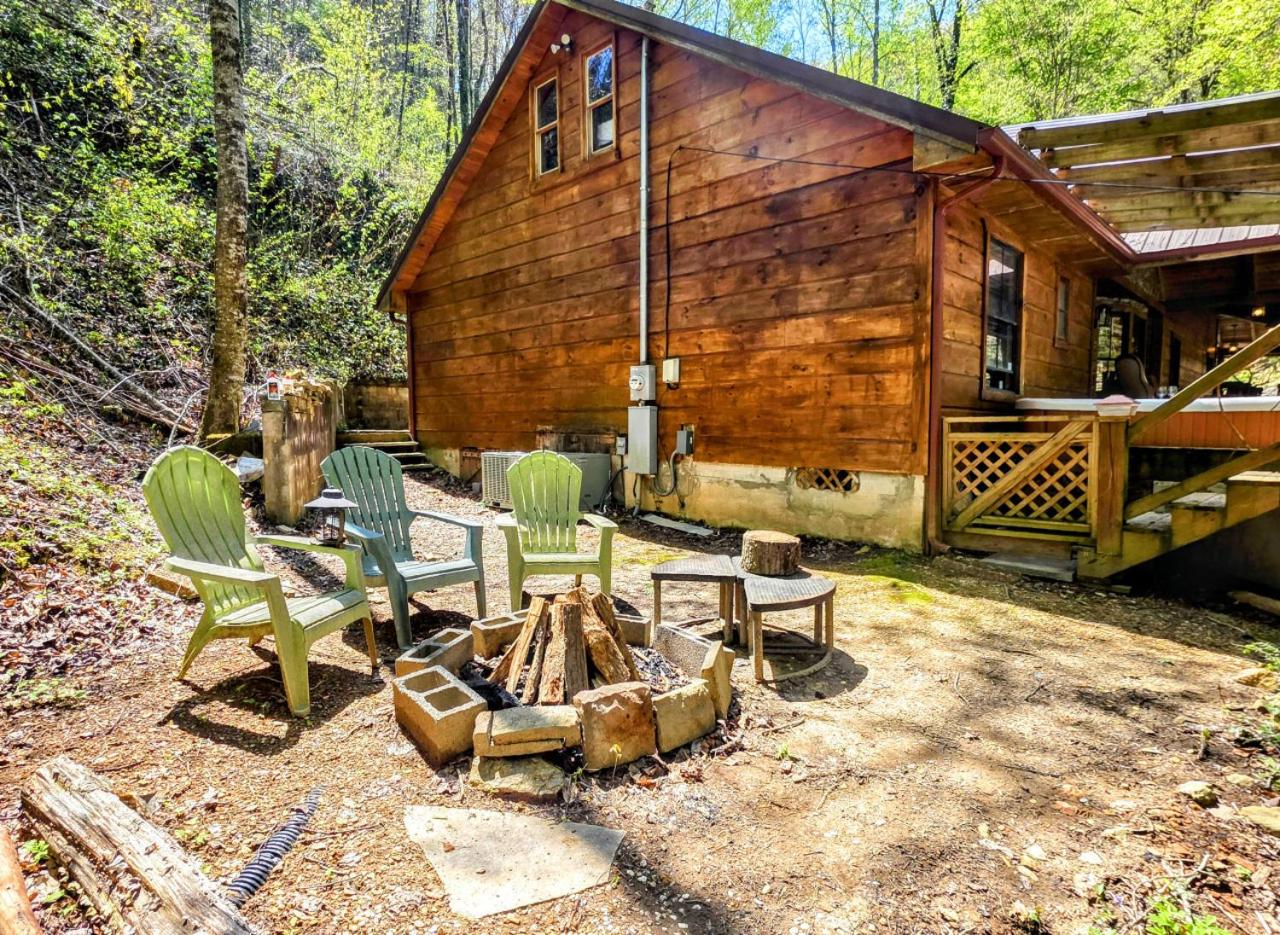 The Skinners Cabin Hot Tub Fireplace Grill