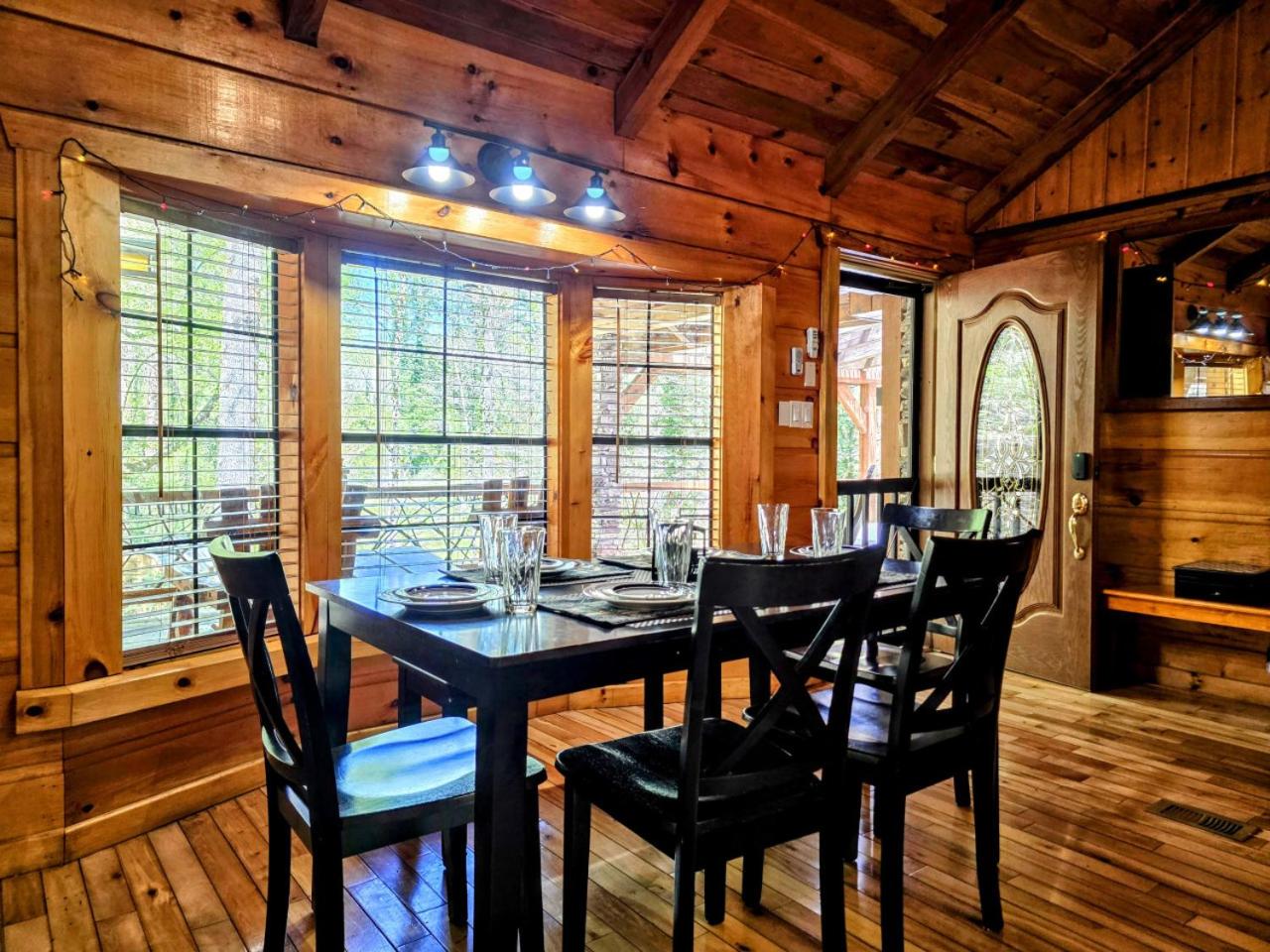 The Skinners Cabin Hot Tub Fireplace Grill