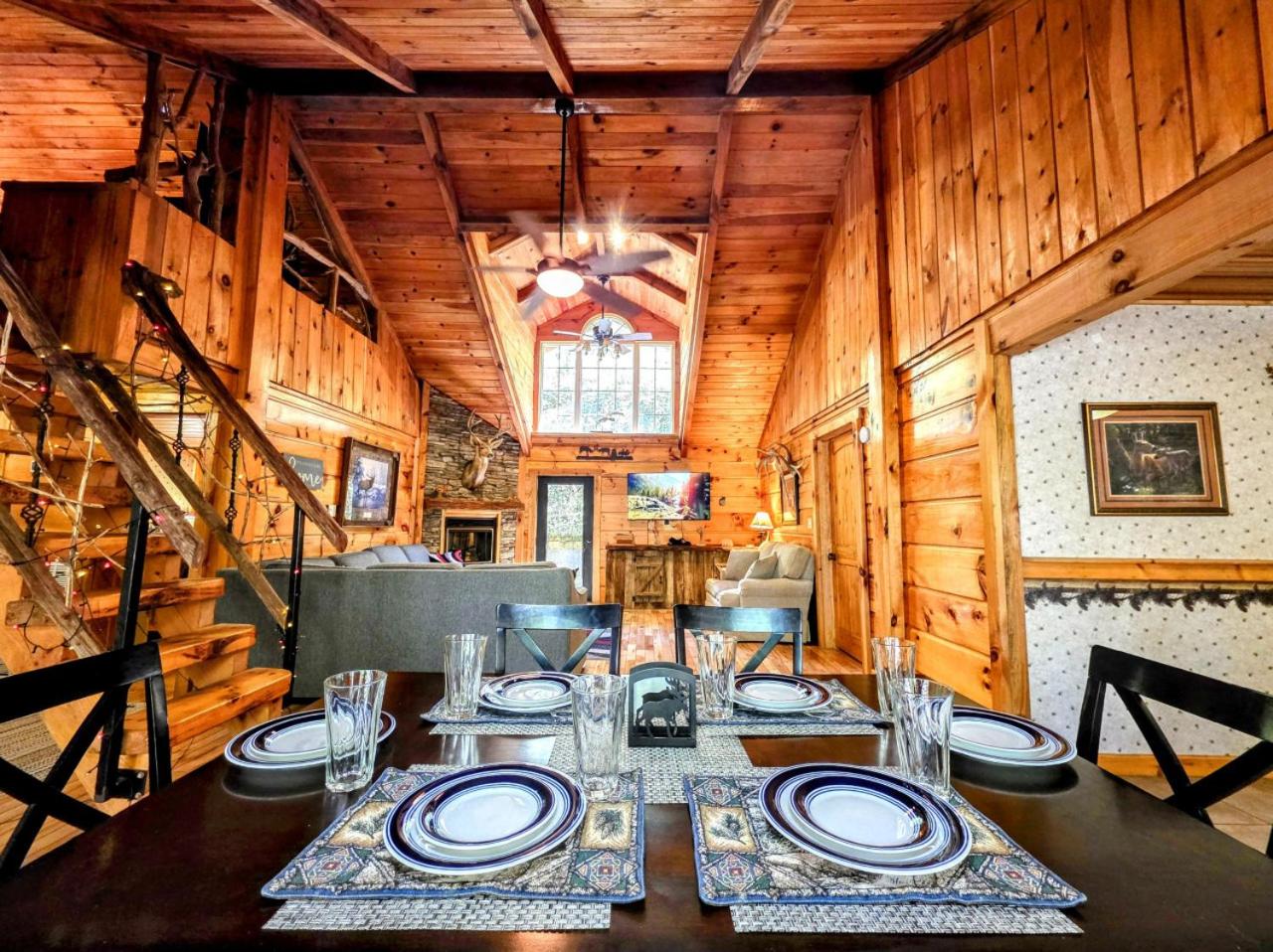 The Skinners Cabin Hot Tub Fireplace Grill