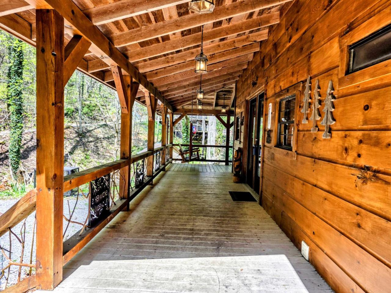 The Skinners Cabin Hot Tub Fireplace Grill