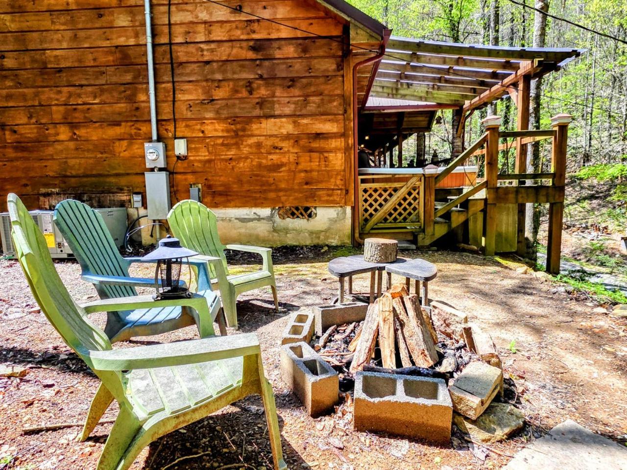 The Skinners Cabin Hot Tub Fireplace Grill