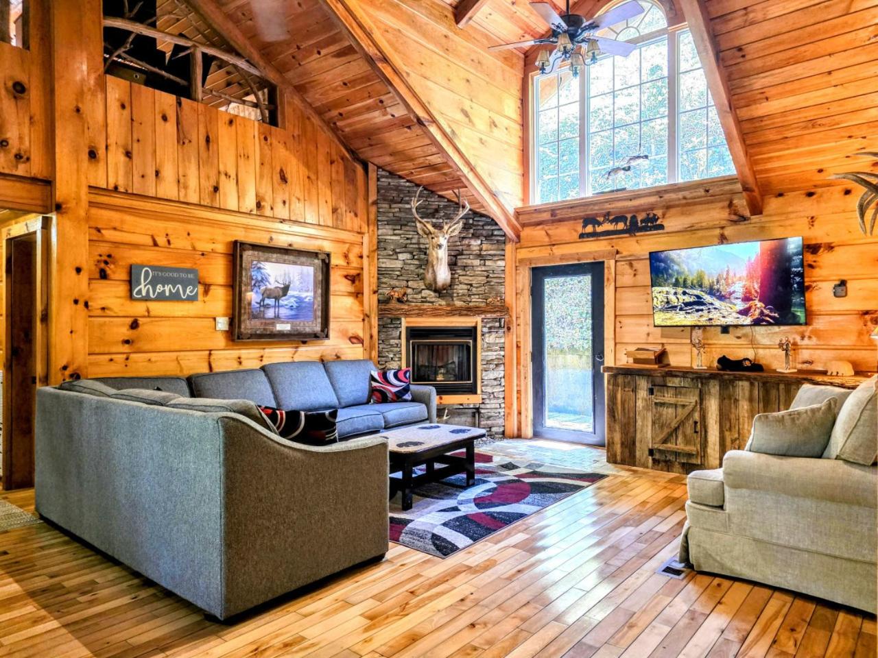 The Skinners Cabin Hot Tub Fireplace Grill