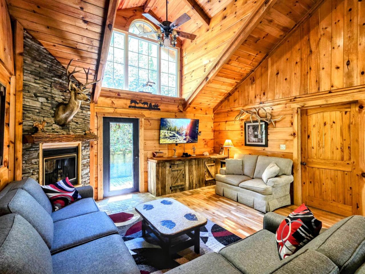 The Skinners Cabin Hot Tub Fireplace Grill