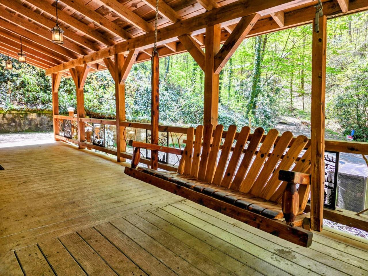 The Skinners Cabin Hot Tub Fireplace Grill
