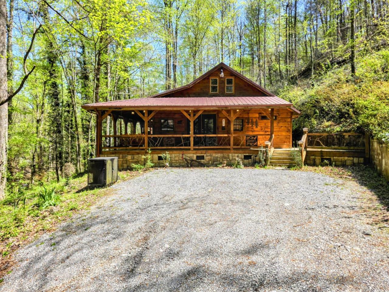 The Skinners Cabin Hot Tub Fireplace Grill