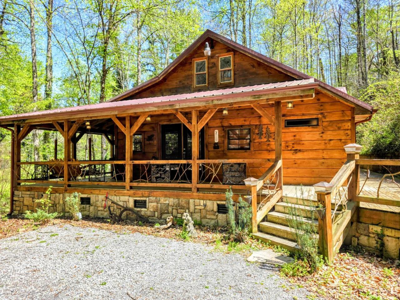 The Skinners Cabin Hot Tub Fireplace Grill