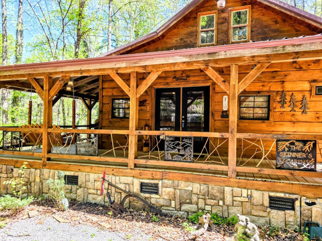 The Skinners Cabin Hot Tub Fireplace Grill