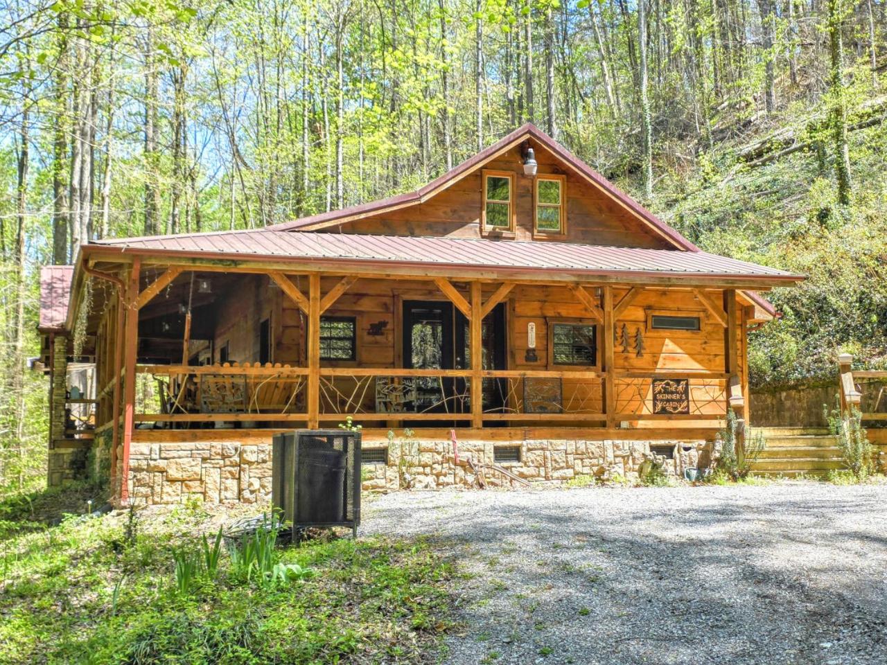 The Skinners Cabin Hot Tub Fireplace Grill