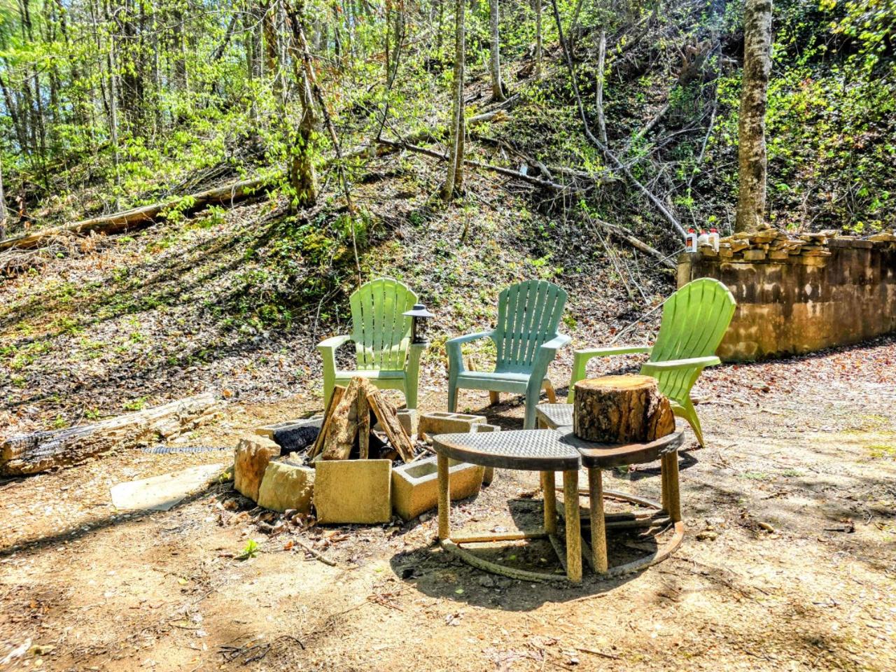The Skinners Cabin Hot Tub Fireplace Grill