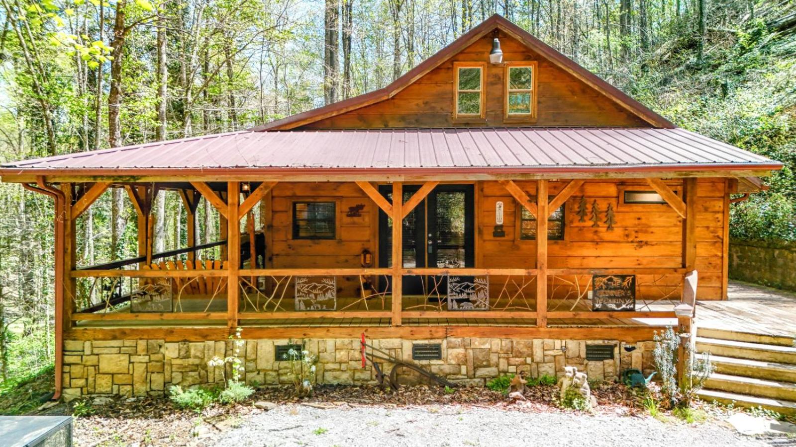 The Skinners Cabin Hot Tub Fireplace Grill