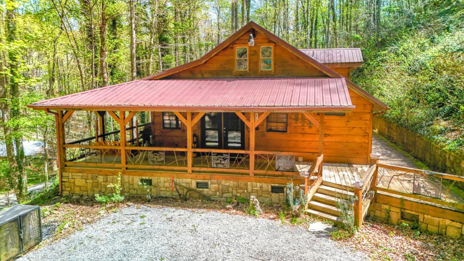 The Skinners Cabin Hot Tub Fireplace Grill