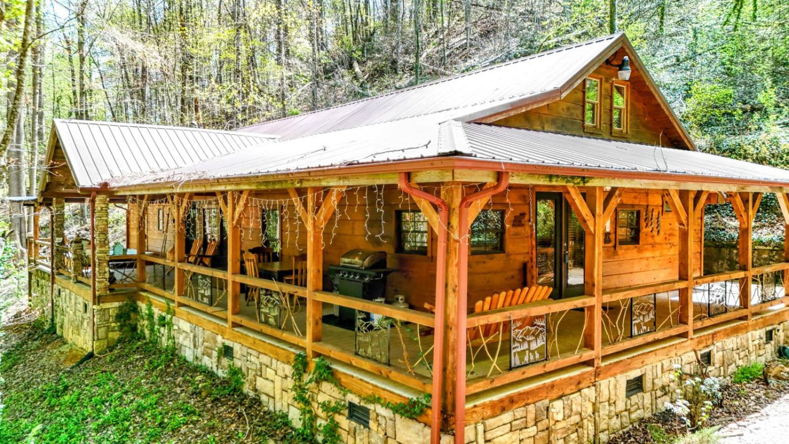 The Skinners Cabin Hot Tub Fireplace Grill