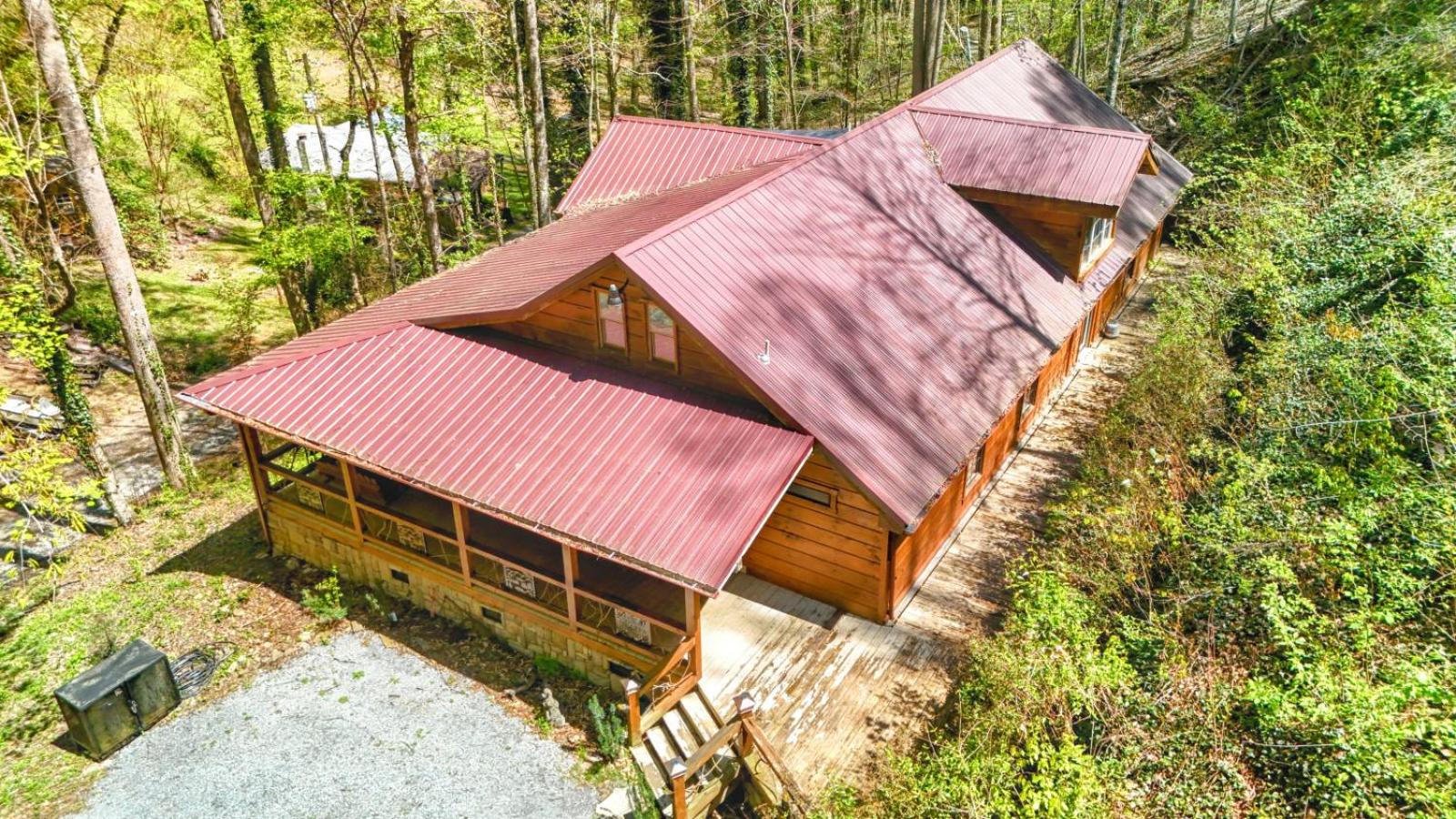 The Skinners Cabin Hot Tub Fireplace Grill