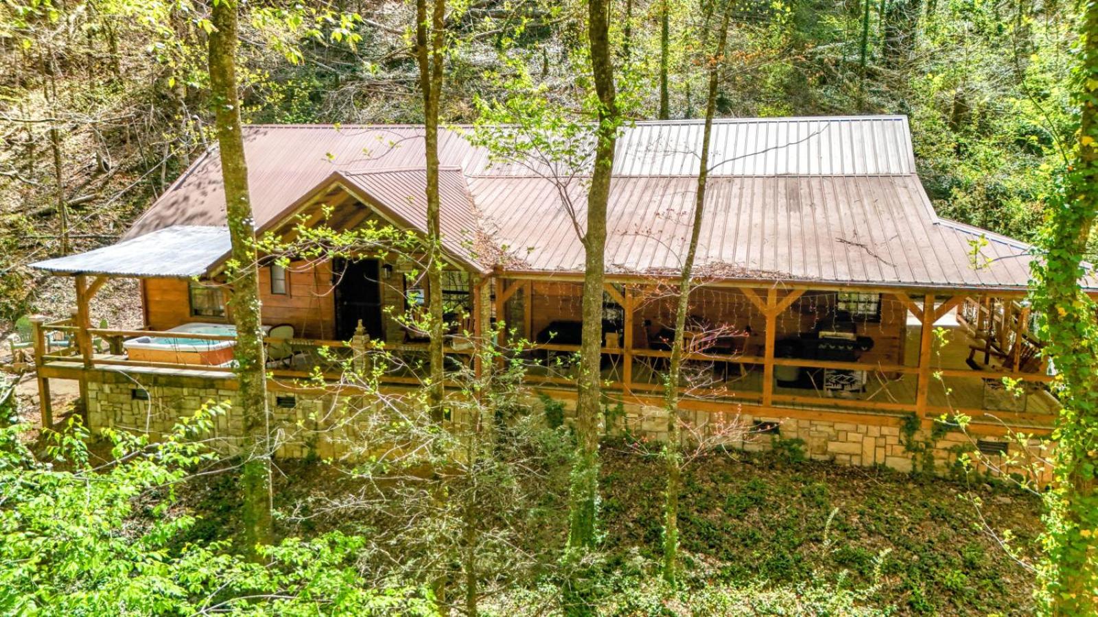 The Skinners Cabin Hot Tub Fireplace Grill