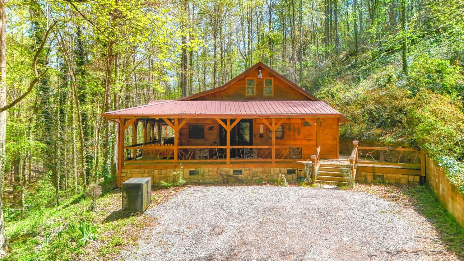 The Skinners Cabin Hot Tub Fireplace Grill