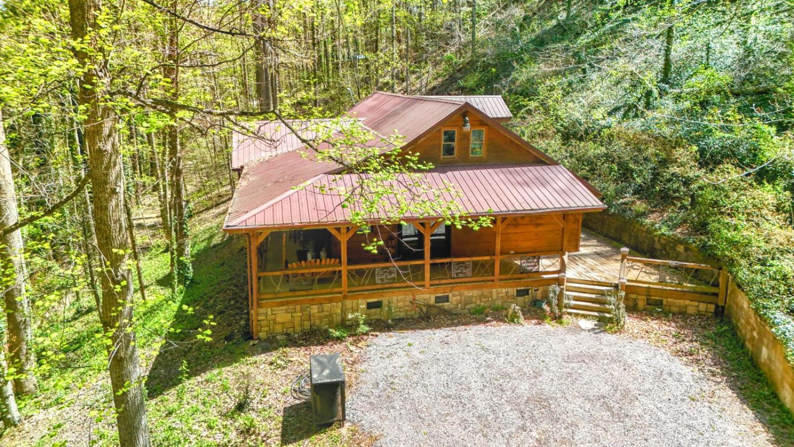 The Skinners Cabin Hot Tub Fireplace Grill