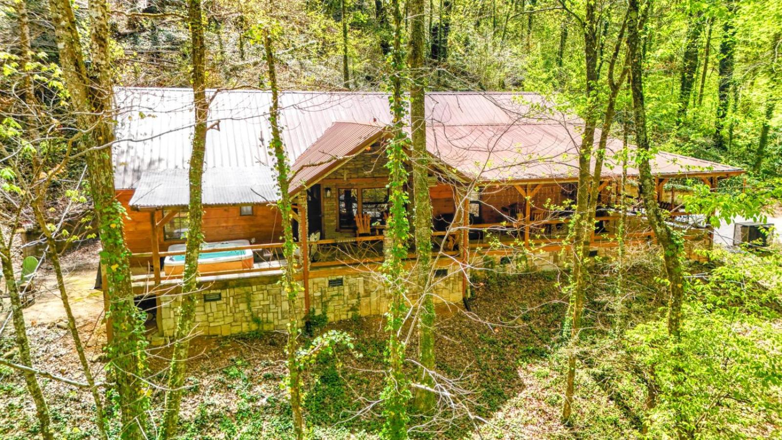 The Skinners Cabin Hot Tub Fireplace Grill