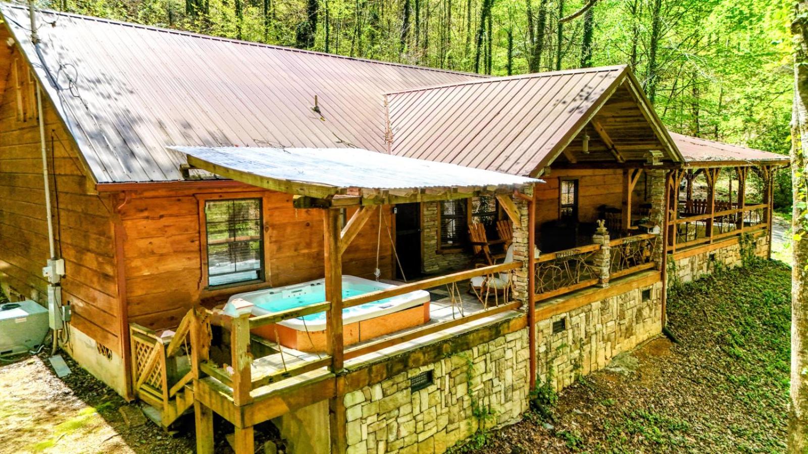 The Skinners Cabin Hot Tub Fireplace Grill