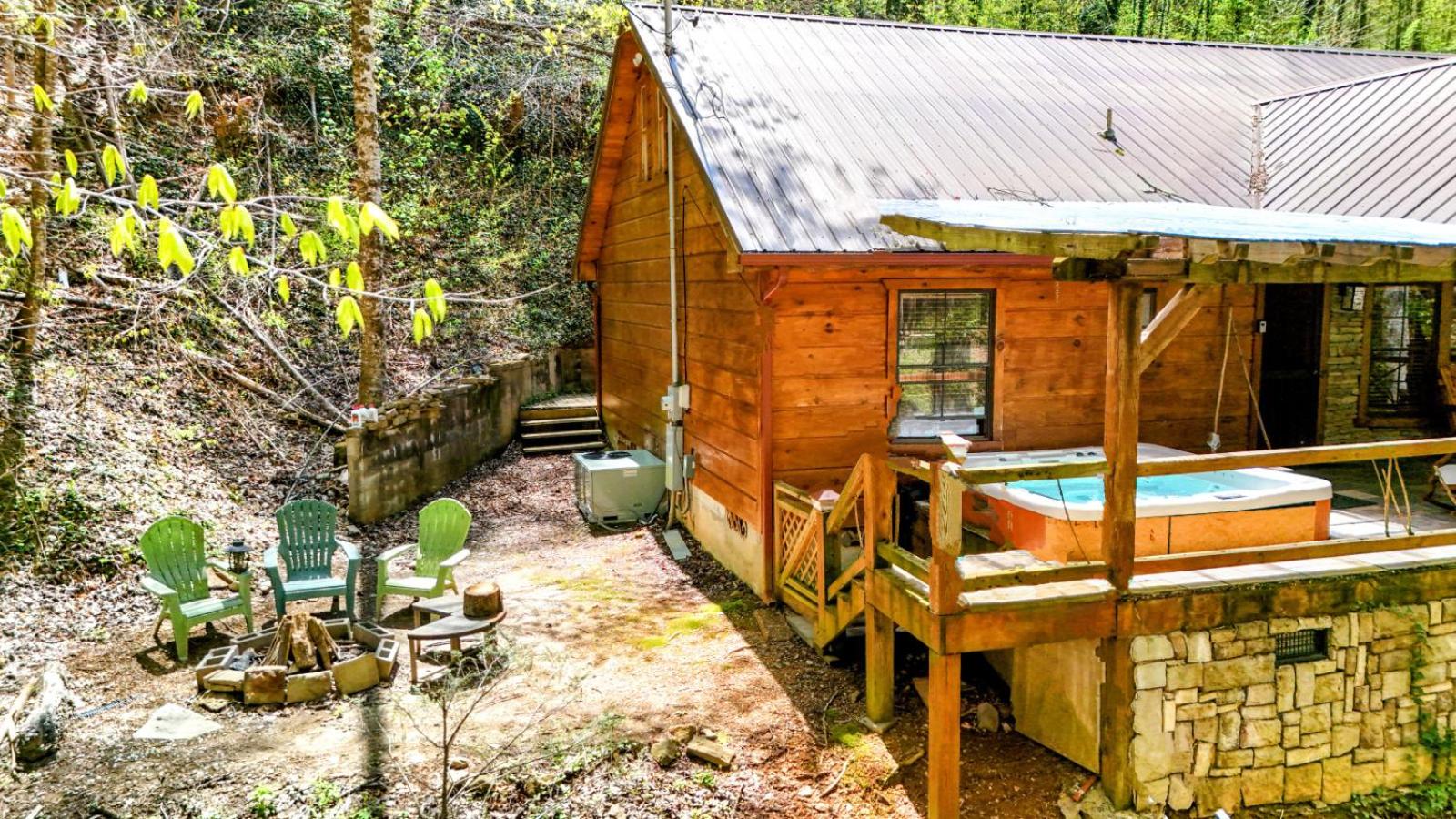 The Skinners Cabin Hot Tub Fireplace Grill