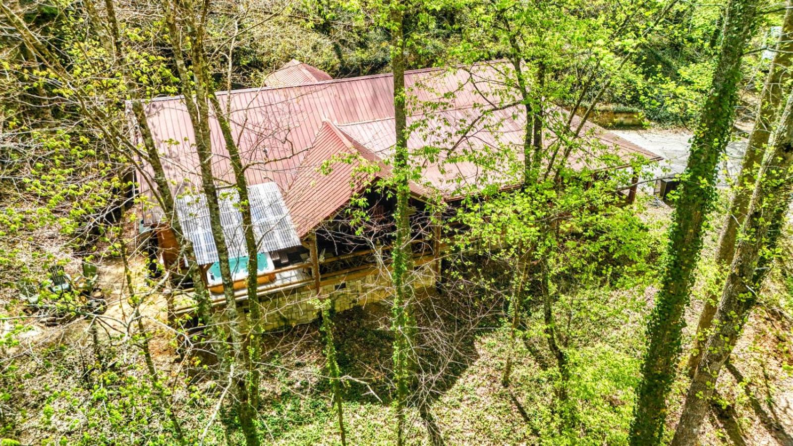 The Skinners Cabin Hot Tub Fireplace Grill