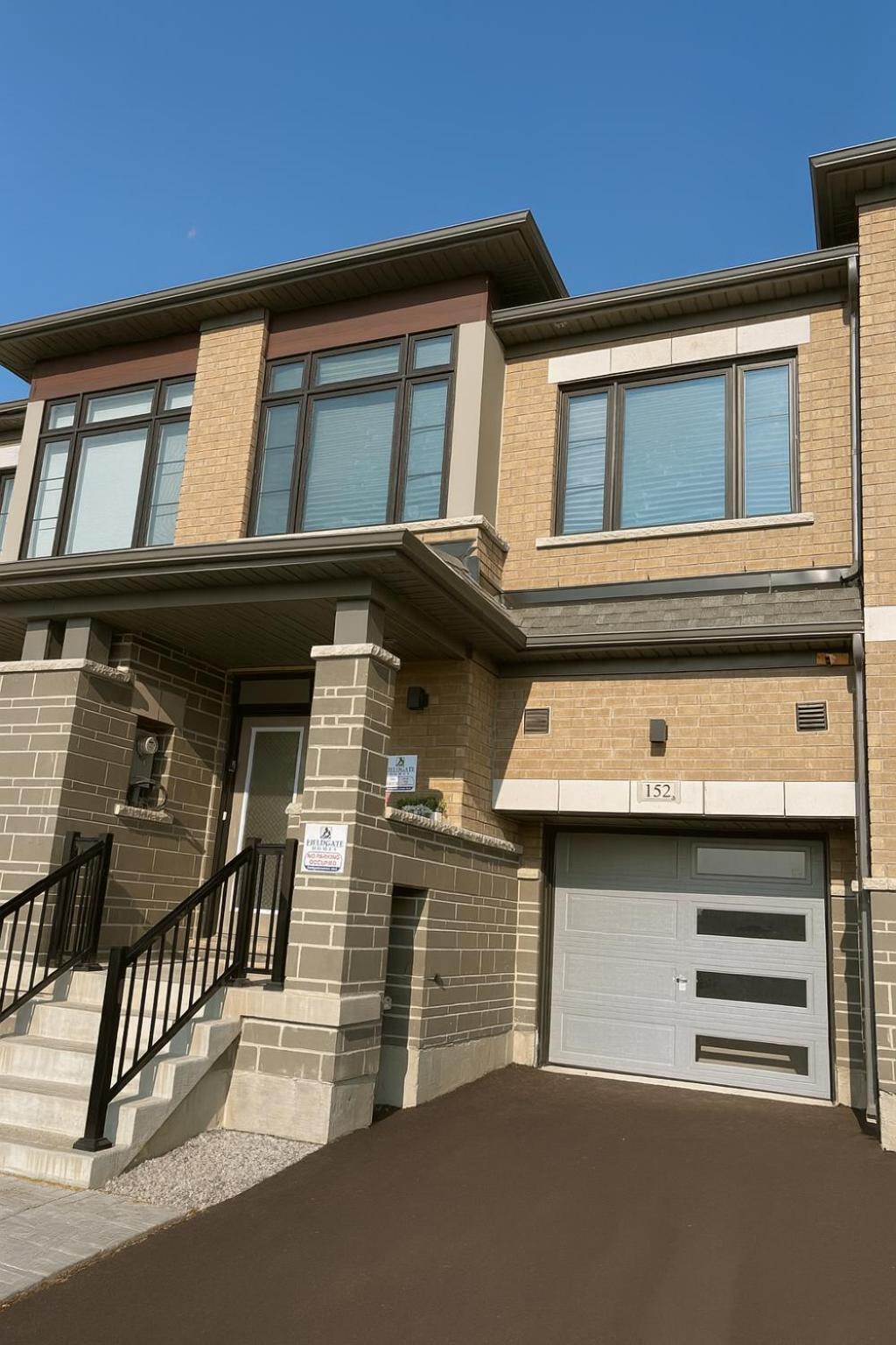 2024 Built Elegant 3BR Kleinburg Vaughan Townhouse with Free Parking, WiFi, Full Kitchen, Laundry, Near Canada's Wonderland! Perfect for Family Travel, Gro