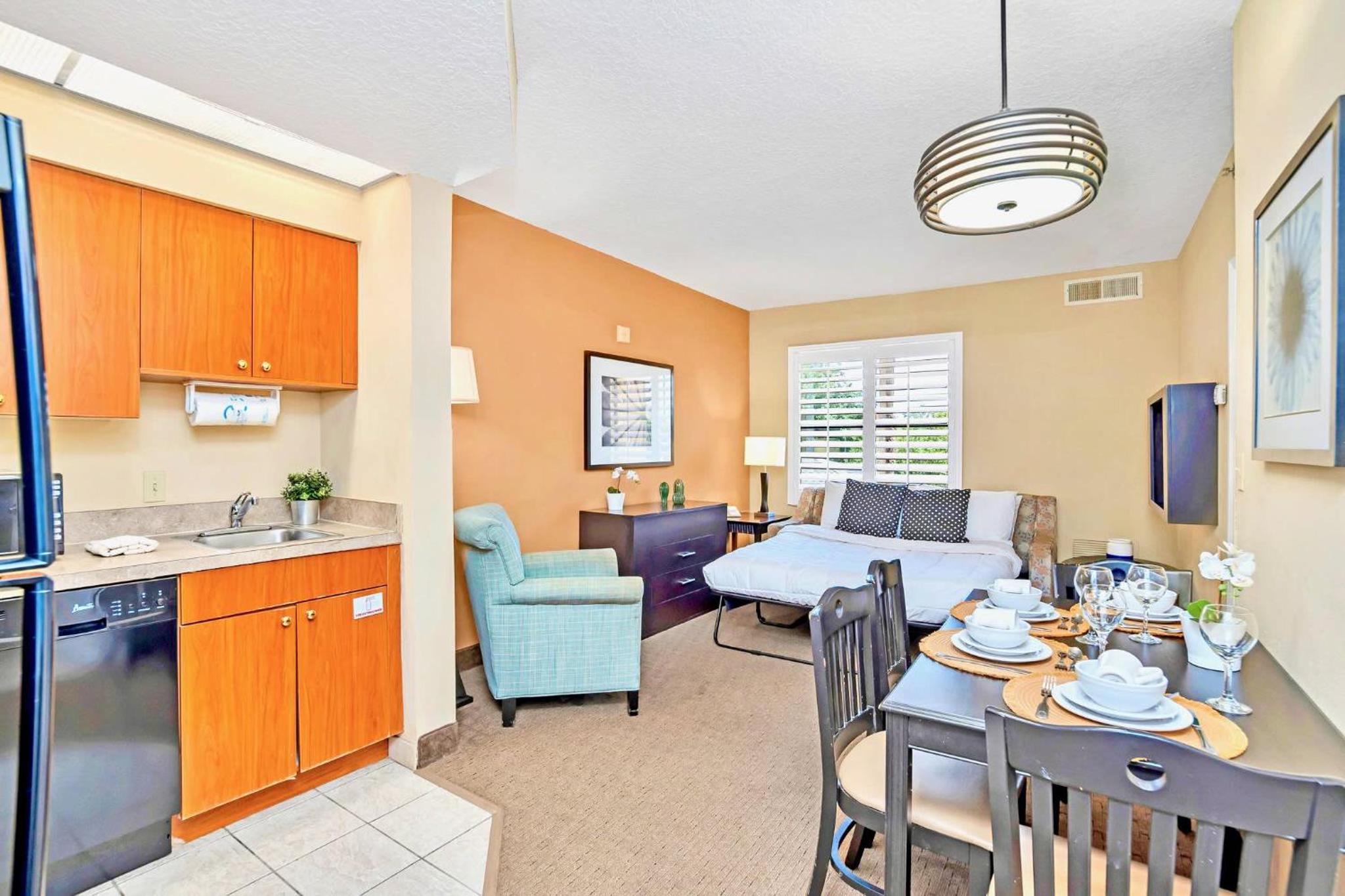 1BR Condo Near Universal Studio with Hot Tub & Pool