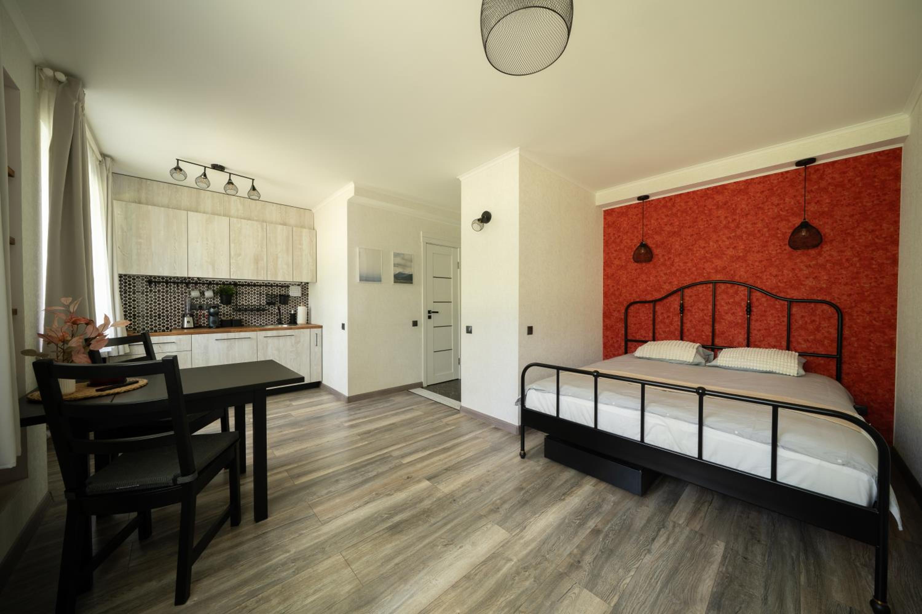 Park-View Studio Apartment with Free Parking - 15min to Old Town