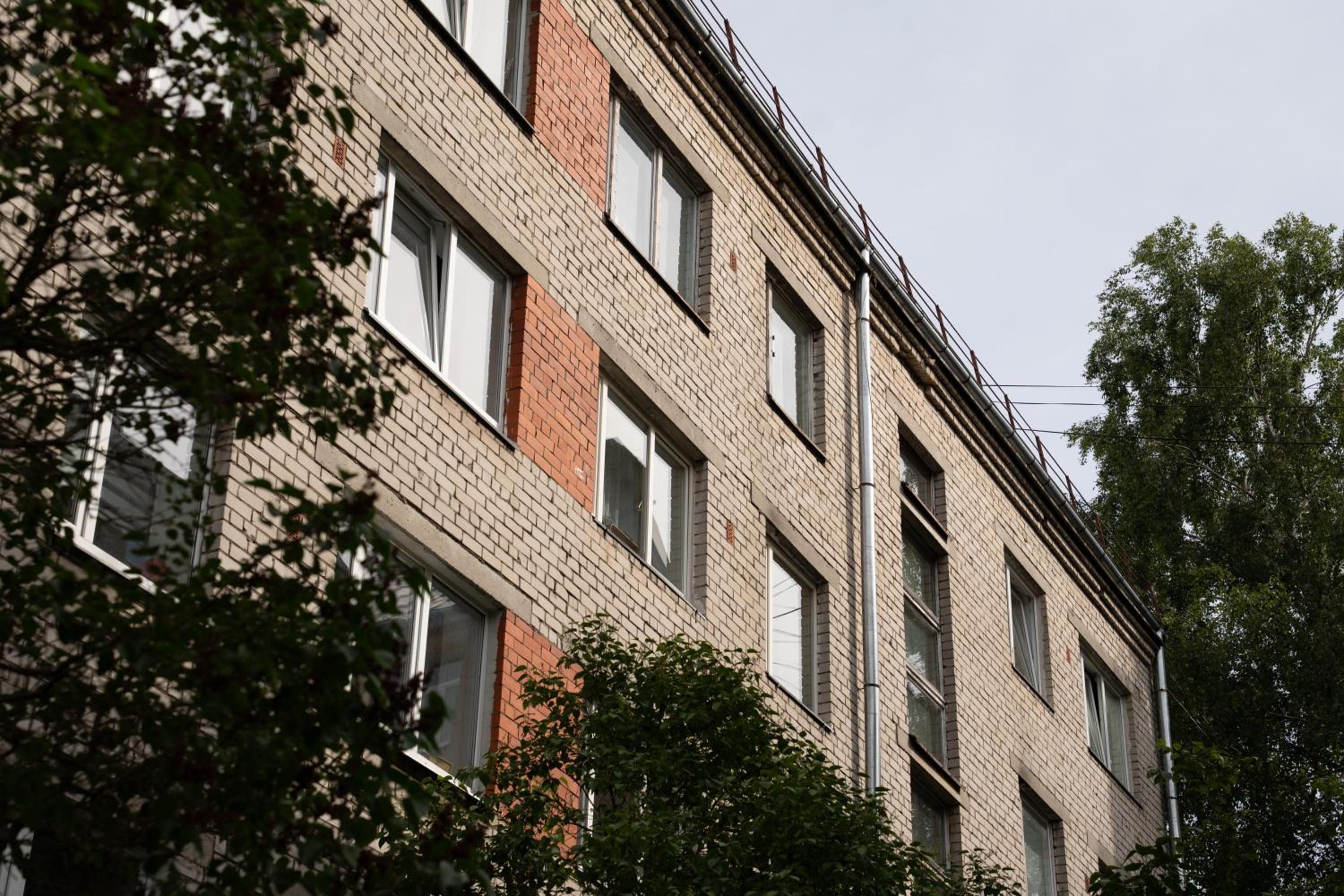 Park-View Studio Apartment with Free Parking - 15min to Old Town