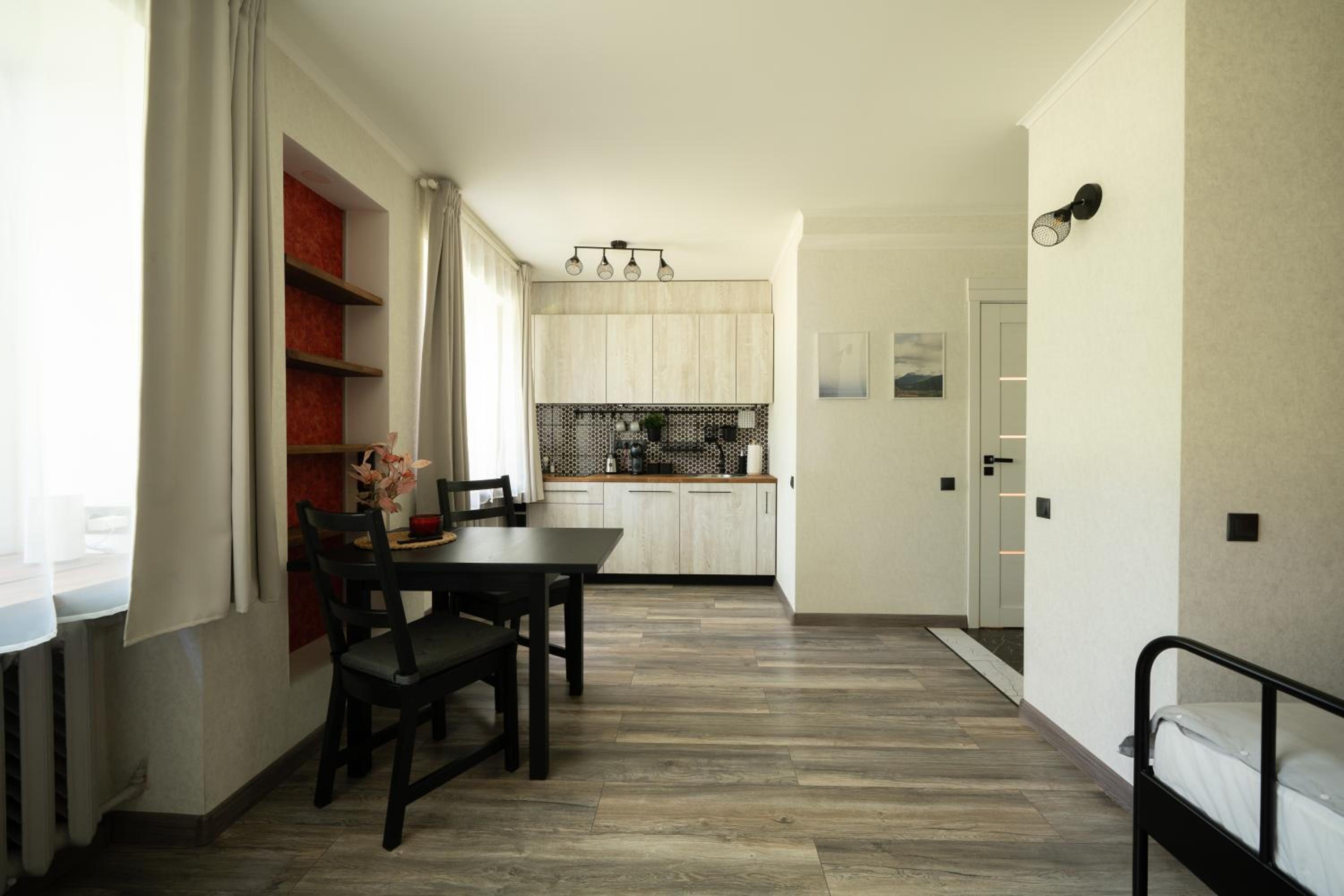 Park-View Studio Apartment with Free Parking - 15min to Old Town