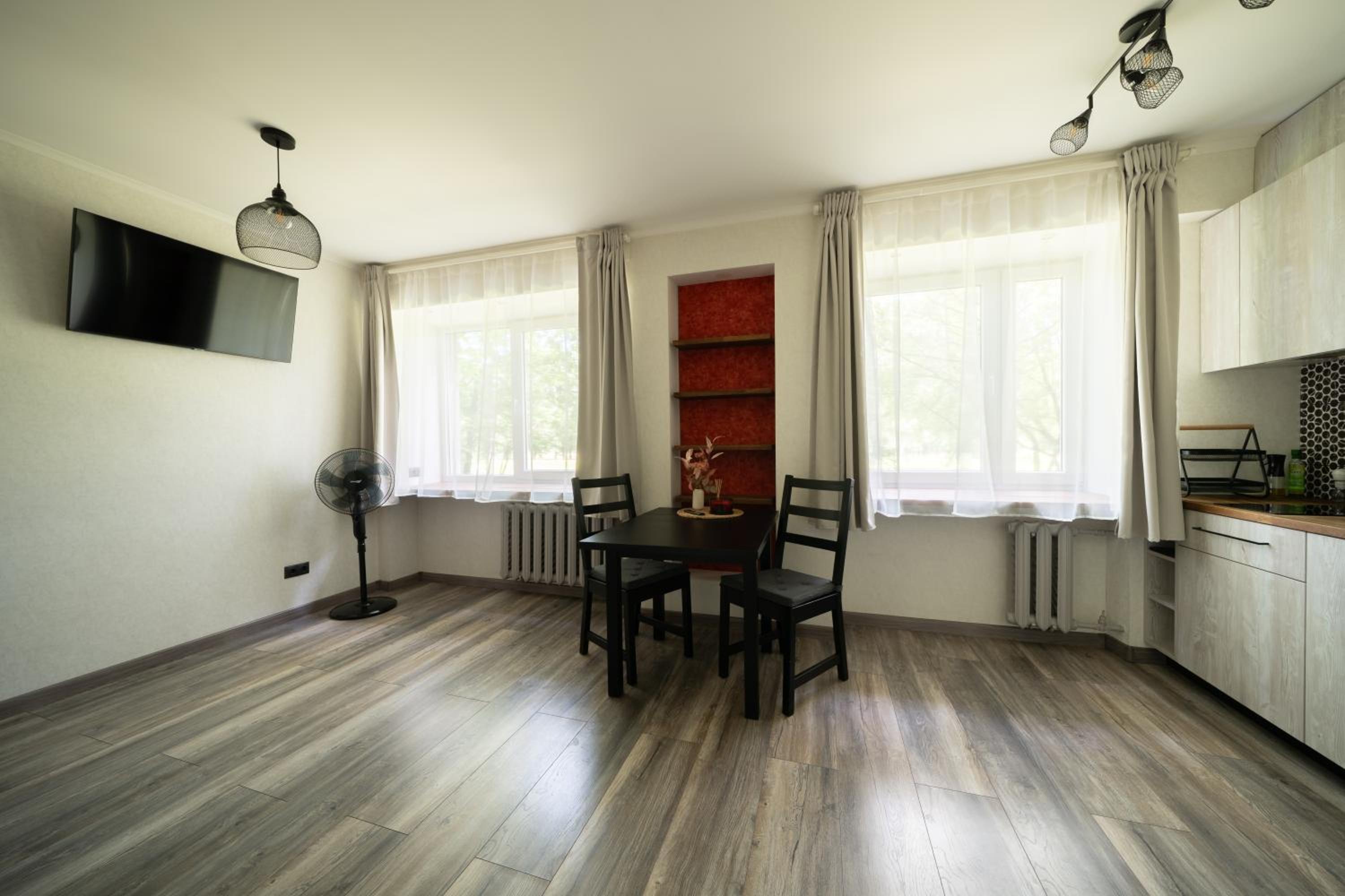 Park-View Studio Apartment with Free Parking - 15min to Old Town