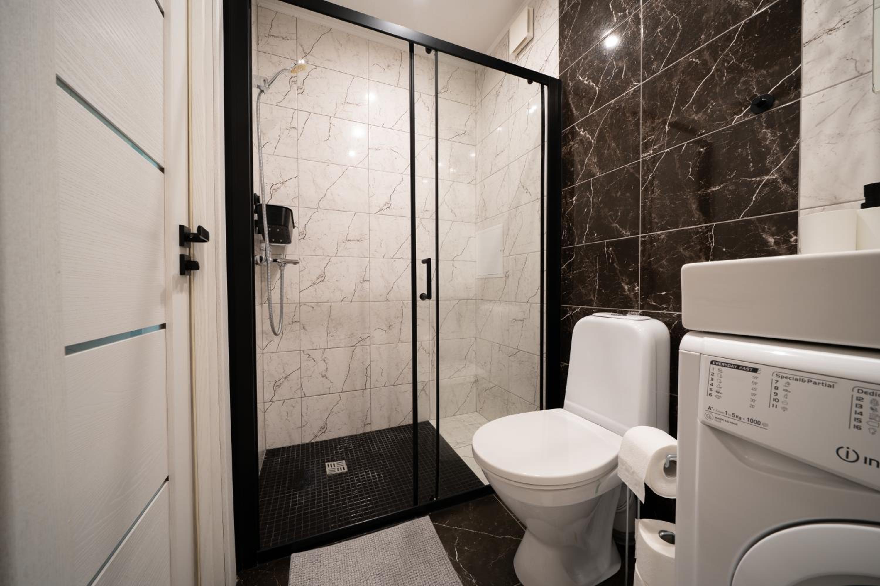 Park-View Studio Apartment with Free Parking - 15min to Old Town
