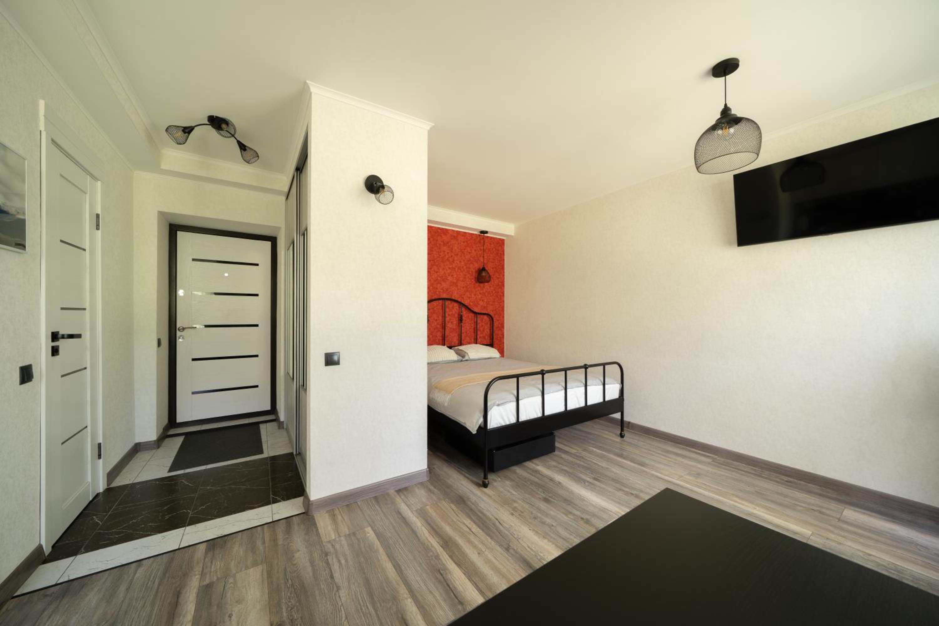 Park-View Studio Apartment with Free Parking - 15min to Old Town