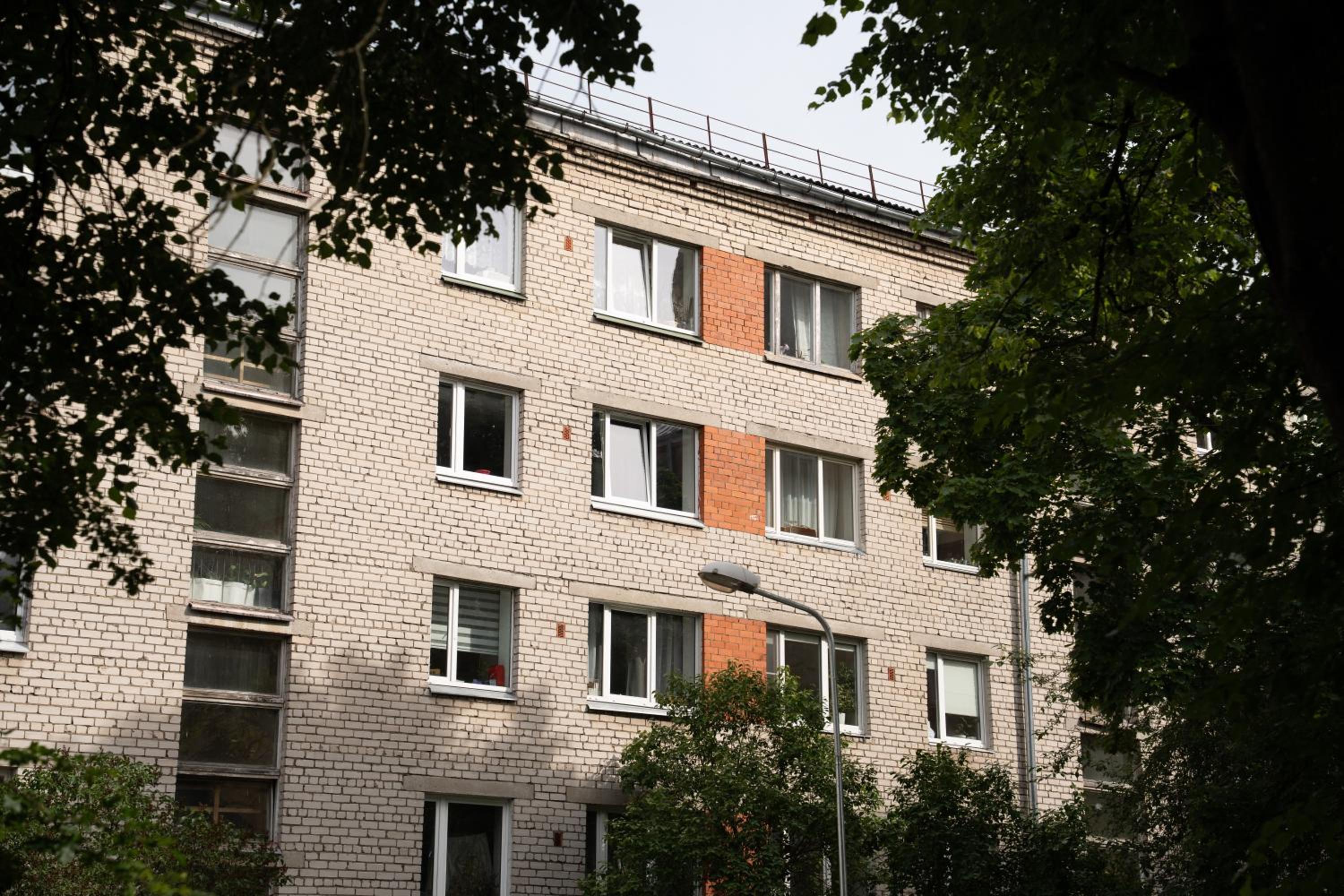 Park-View Studio Apartment with Free Parking - 15min to Old Town