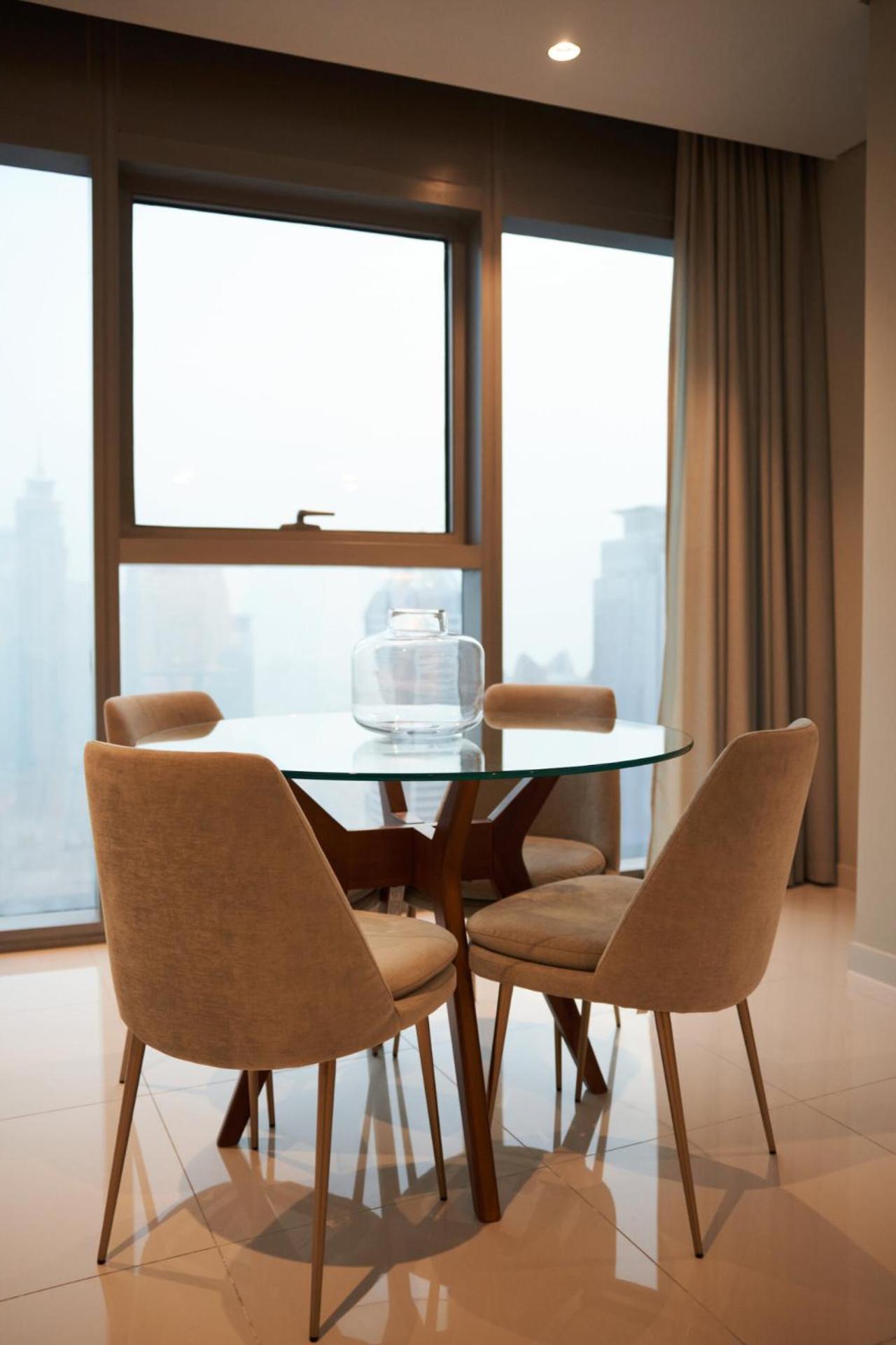 Luxury 49th Floor 2BR Corner Apt with Burj Khalifa View and Infinity Pool Access