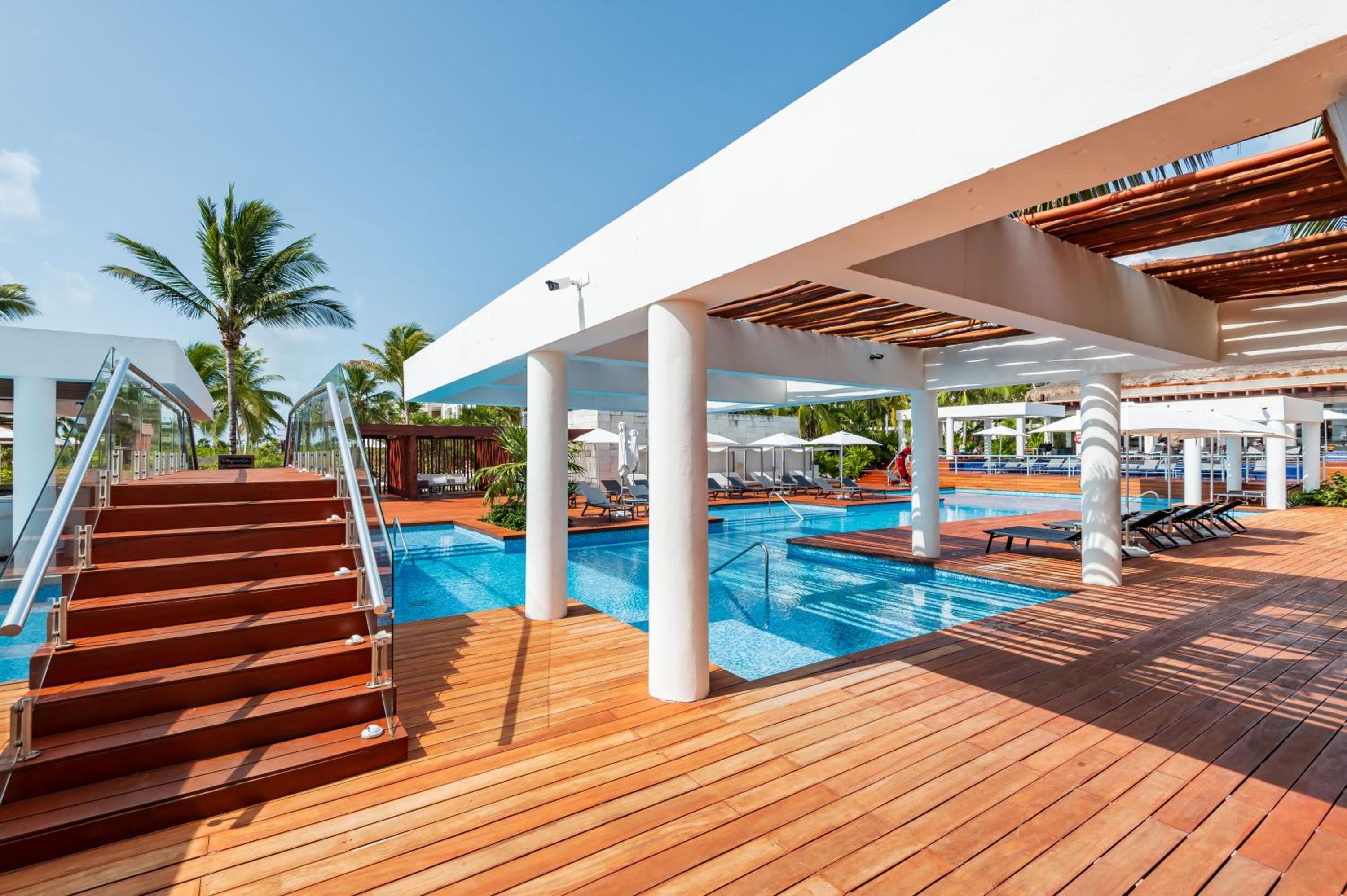 La Amada, Private Terrace Penthouse in Beachfront Complex