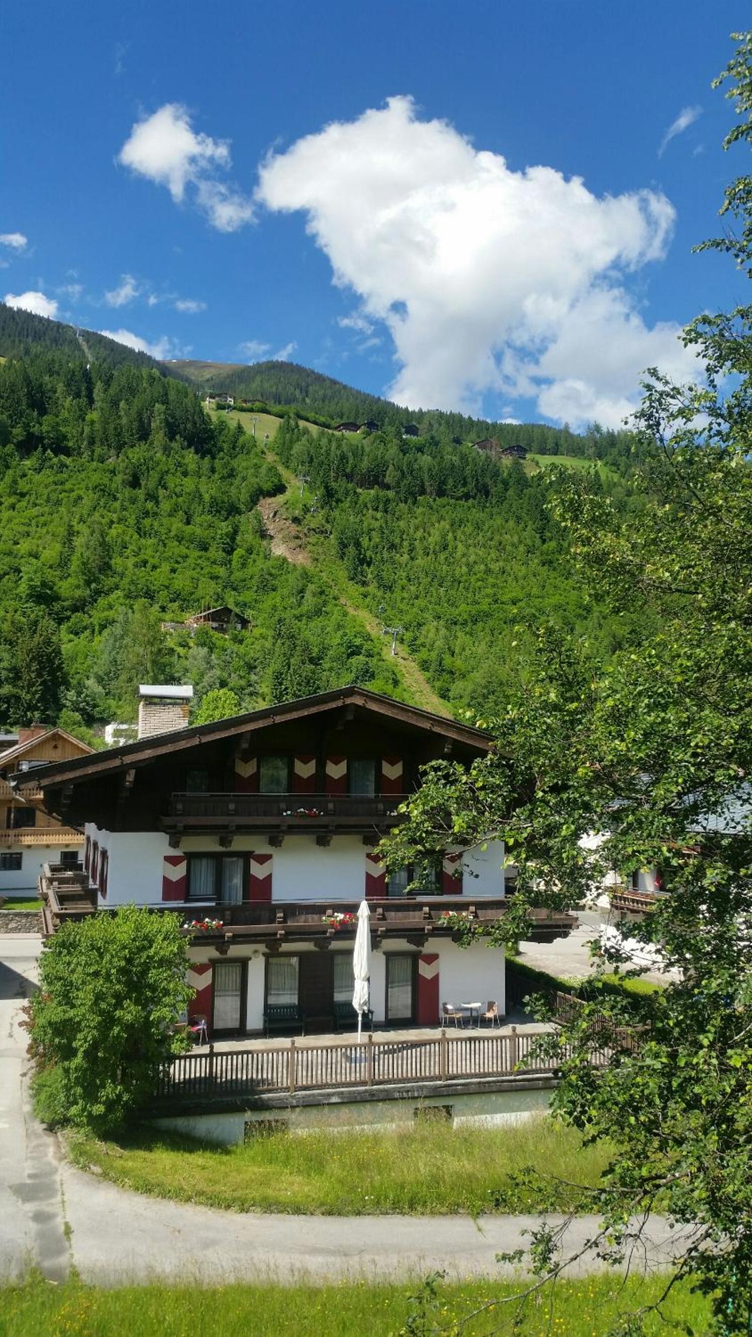 Bhome Gästehaus b&b / Apartments