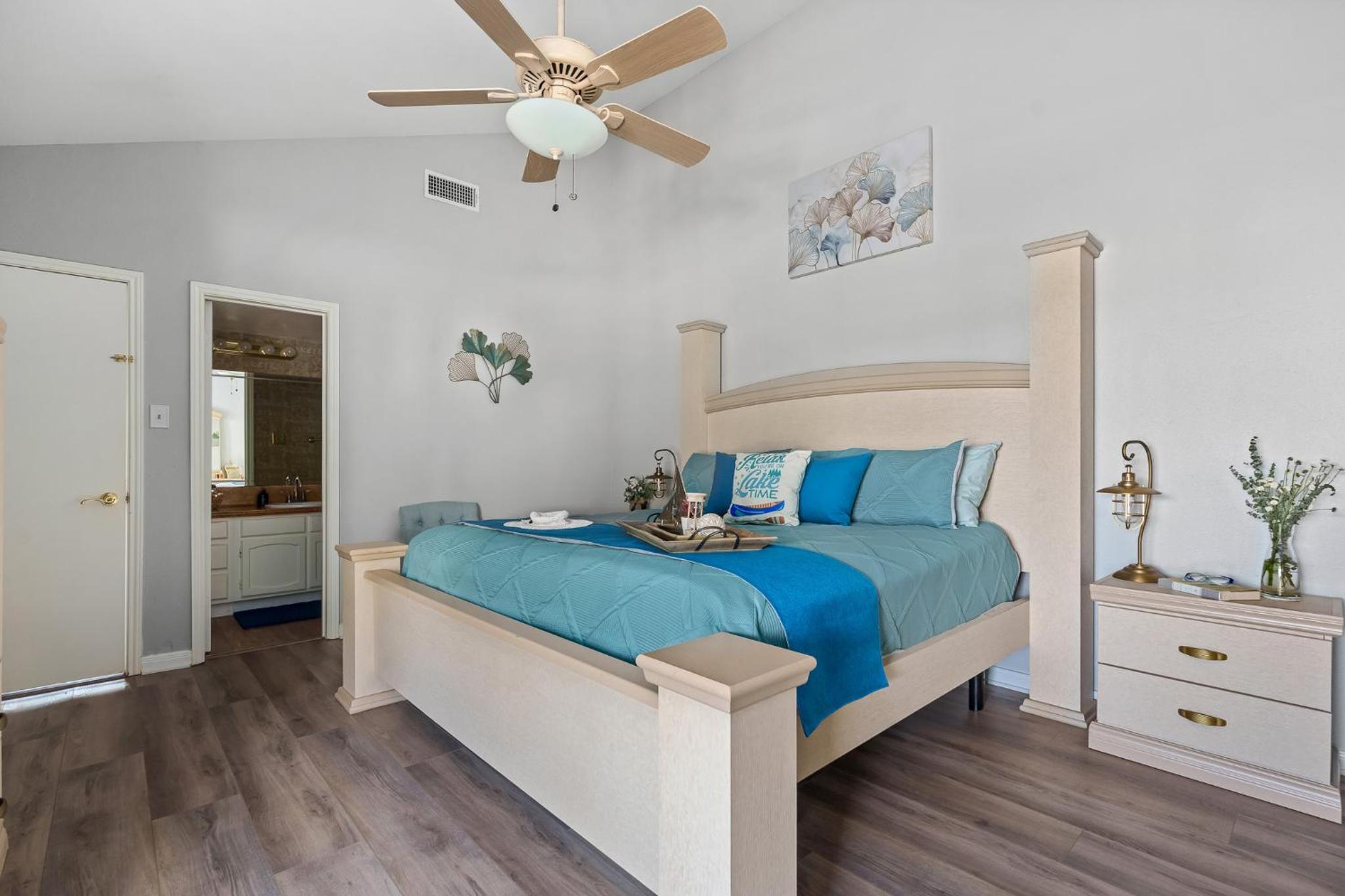 Conroe Lakefront Cottage